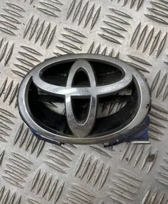 Toyota Avensis Verso Manufacturer badge logo/emblem 