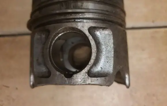 Volkswagen PASSAT B4 Piston 79V101 P021 MAHLE