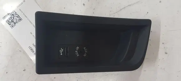 BMW 3 F30 F35 F31 USB socket connector 105026813 9207358 584507