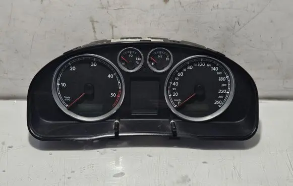 Volkswagen PASSAT B5.5 Speedometer (instrument cluster) 3B0920807G
