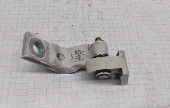 Volkswagen Golf IV Front door upper hinge