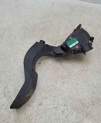 Accelerator throttle pedal