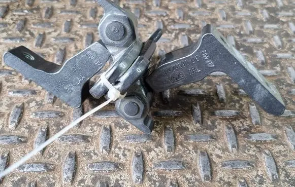 Rear door hinge set