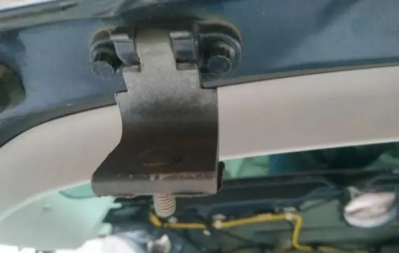 Volkswagen Golf V Tailgate/trunk/boot hinge