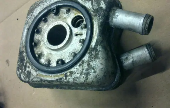 Volkswagen Golf II Oil filter mounting bracket 068117021B 038117070