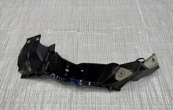 Maserati GranTurismo Headlight/headlamp mounting bracket 670173055