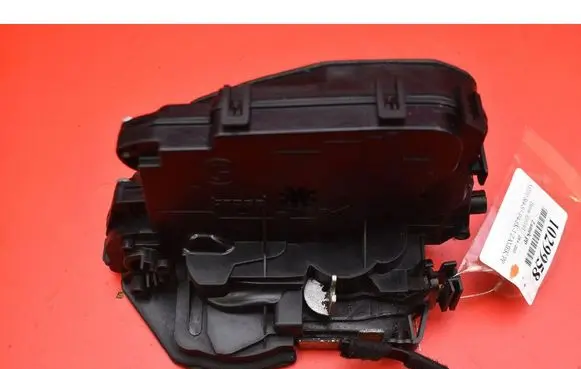 BMW X3 E83 Front door lock 7059974