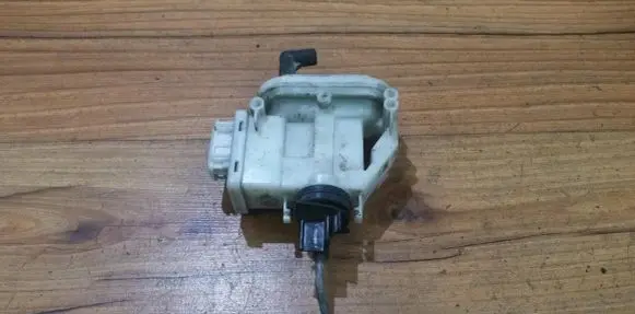 Volkswagen PASSAT B4 Central locking vacuum pump 357862153h