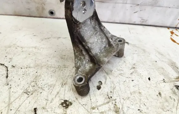 KIA Sorento Engine mounting bracket