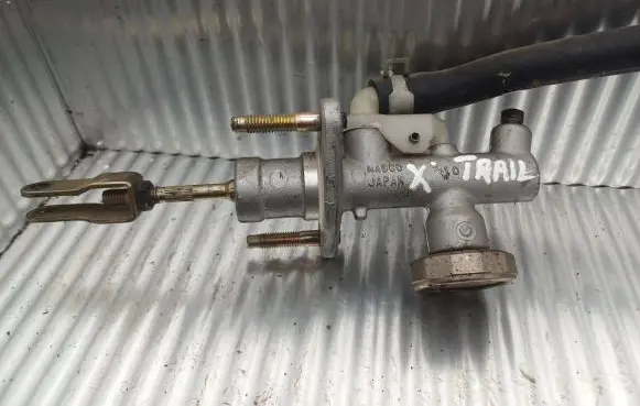 Nissan X-Trail T30 Clutch slave cylinder 