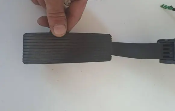Accelerator throttle pedal