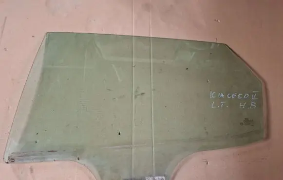 KIA Ceed Front triangle window/glass 