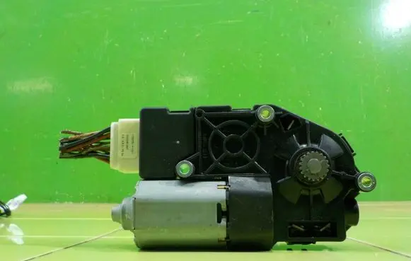 Mercedes-Benz E C207 W207 Sunroof motor/actuator A2079061000