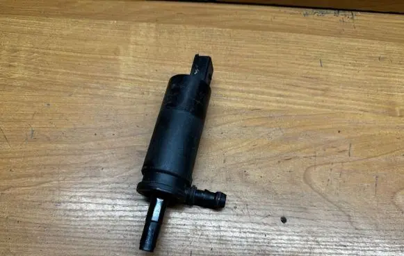 BMW 5 E39 Headlight washer pump 8377613 77786310