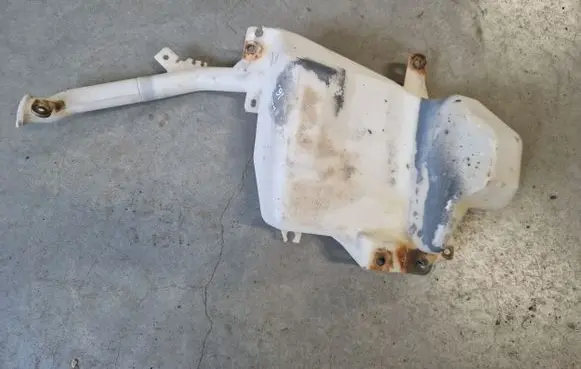 Mitsubishi L200 Windshield washer fluid reservoir/tank