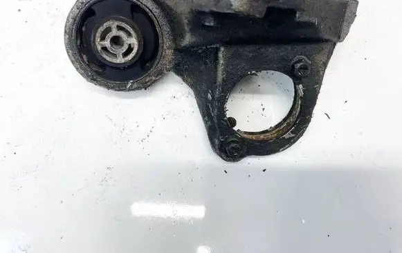 Peugeot 607 Engine mount bracket