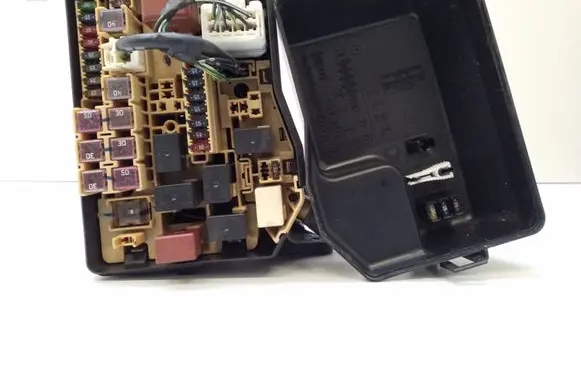 Toyota Avensis Verso Fuse module 8922144030