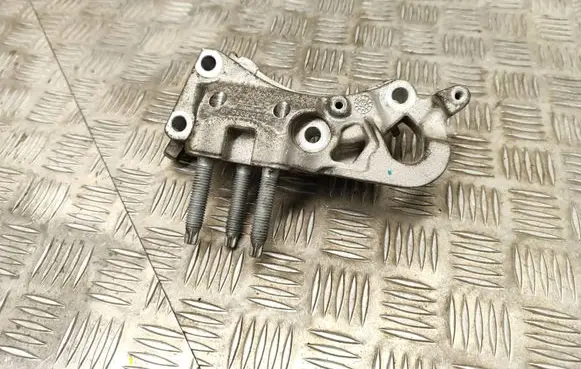 Engine mounting bracket