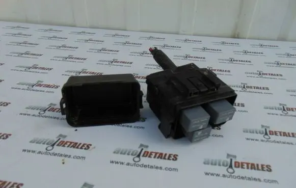 Toyota Avensis T270 Relay mounting block 