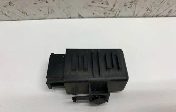 Volkswagen PASSAT B7 Seat heating relay 1K0959772