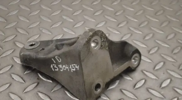 Jaguar XJ X350 Engine mounting bracket