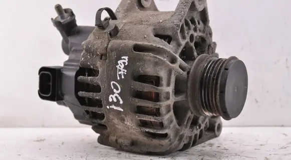 Hyundai i30 Generator/alternator 373002A500