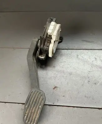 Volvo XC70 Accelerator throttle pedal 30683517