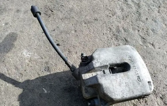 BMW 5 E39 Front brake caliper