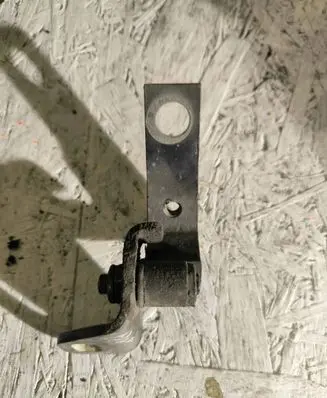 Ford Mondeo MK IV Front door lower hinge U22810