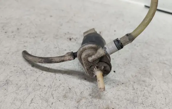 Nissan Primera Windscreen/windshield washer pump