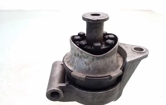 Opel Zafira A Engine mount bracket