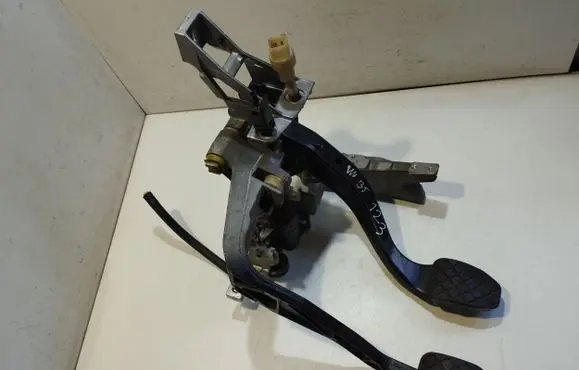 Volkswagen PASSAT B5 Pedal assembly 8D1721117K 8D1721316G