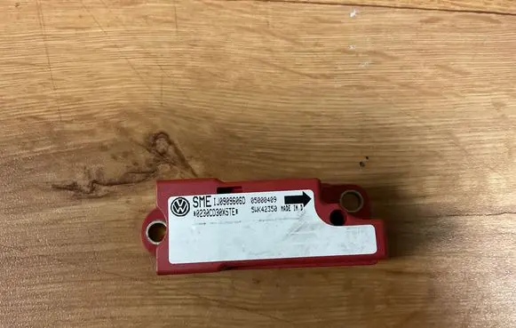 Volkswagen Golf IV Airbag deployment crash/impact sensor 1J0909606D 05000409 0230CD30X5TE