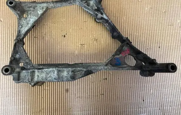 Engine mounting bracket