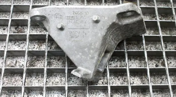 BMW 7 E65 E66 Engine mounting bracket 6758432
