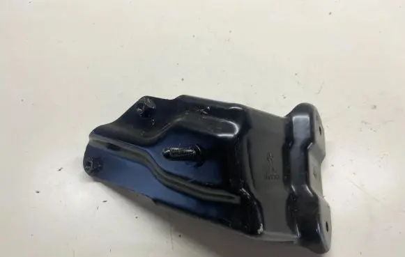 Volkswagen Golf Plus Fender mounting bracket 5M0821135