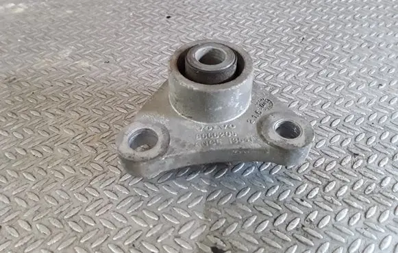Volvo V70 Engine mount bracket 8666205