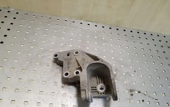 Peugeot 508 Engine mounting bracket 9685847180