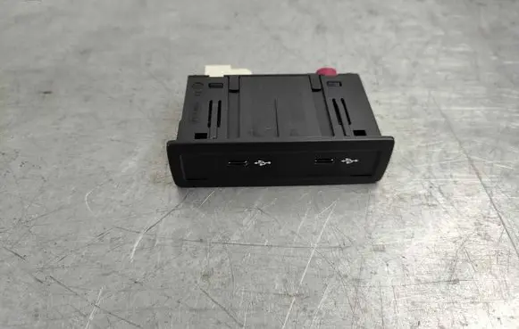 Mercedes-Benz CLA C118 X118 USB socket connector a2478204002