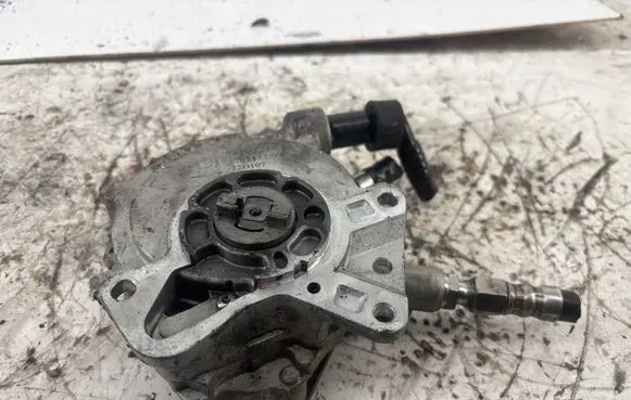 Volkswagen Touareg I Vacuum pump 070145209J 22D107 702551230
