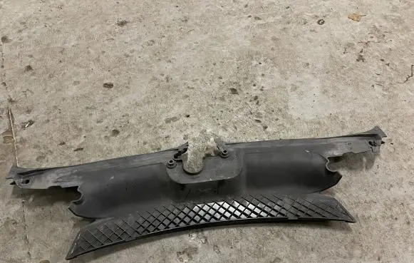 BMW X3 E83 Radiator trim 6539357