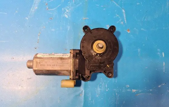 BMW X3 E83 Vent window/glass motor 0130821717