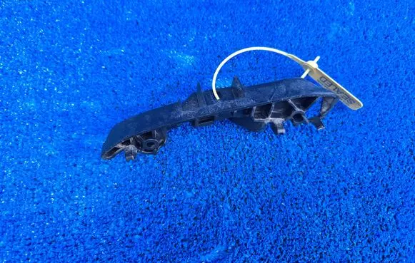 BMW 5 G30 G31 G38 Front bumper mounting bracket 7385350