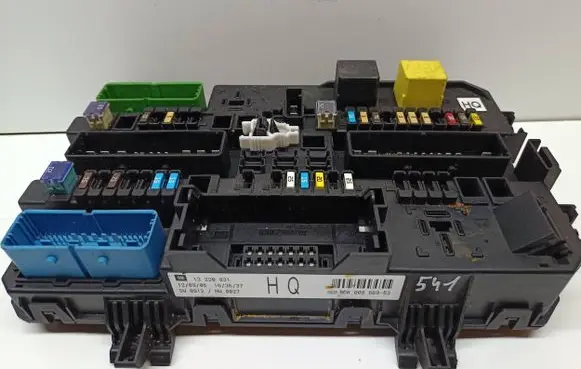 Opel Zafira B Fuse module 13220831 5DK00866953