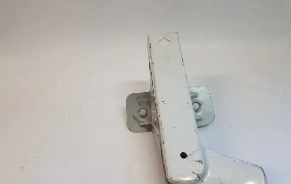 Opel Vivaro Fender mounting bracket 8200523291