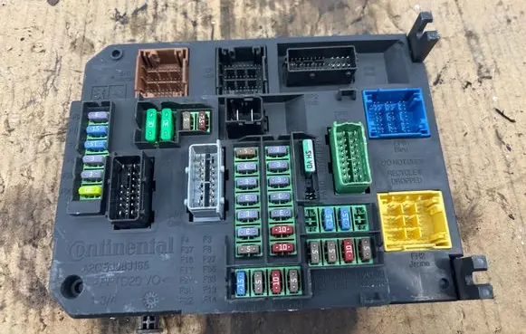 Citroen C4 I Picasso Fuse module A2C32427600 9806687980