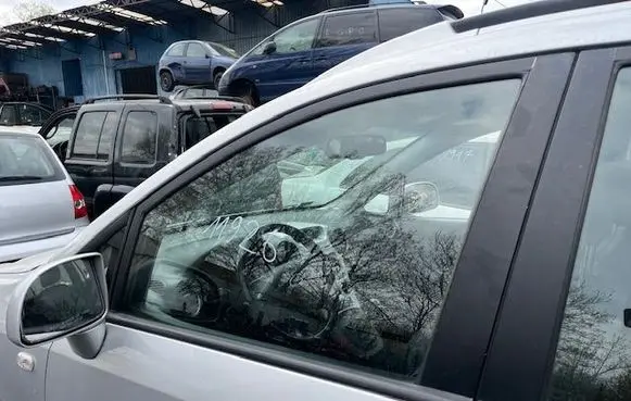 KIA Carens I Front door window glass four-door 
