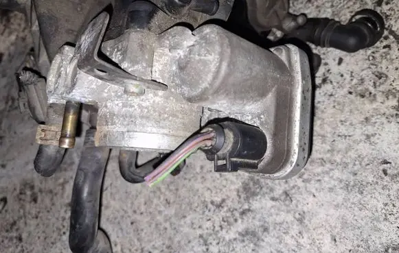 Volkswagen Touran I Throttle valve 06f133062