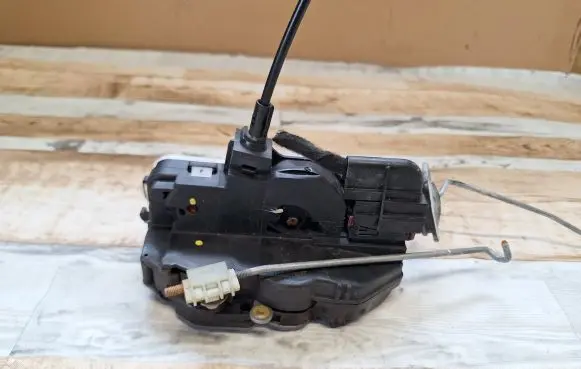 Opel Insignia A Front door lock
