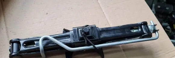 Maserati Quattroporte Spare wheel mounting bracket 